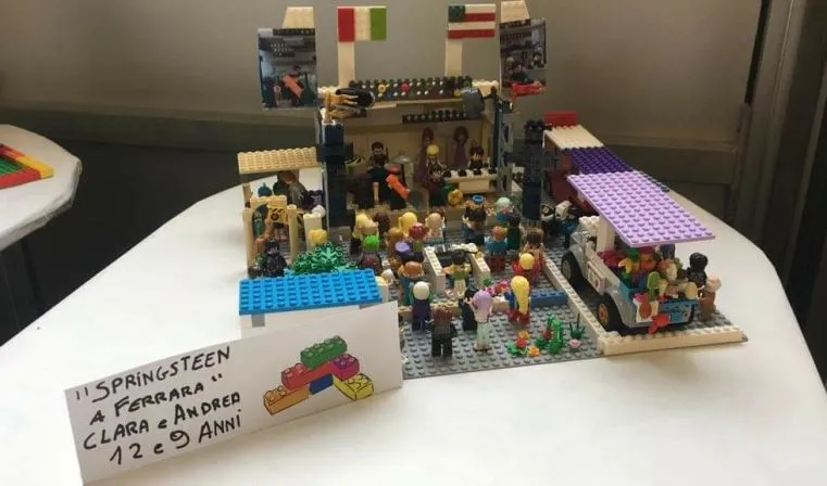 Comune di Ferrara  Bruce Springsteen Ferrara Una Coppia Bambini Aggiudica  Concorso Lego
